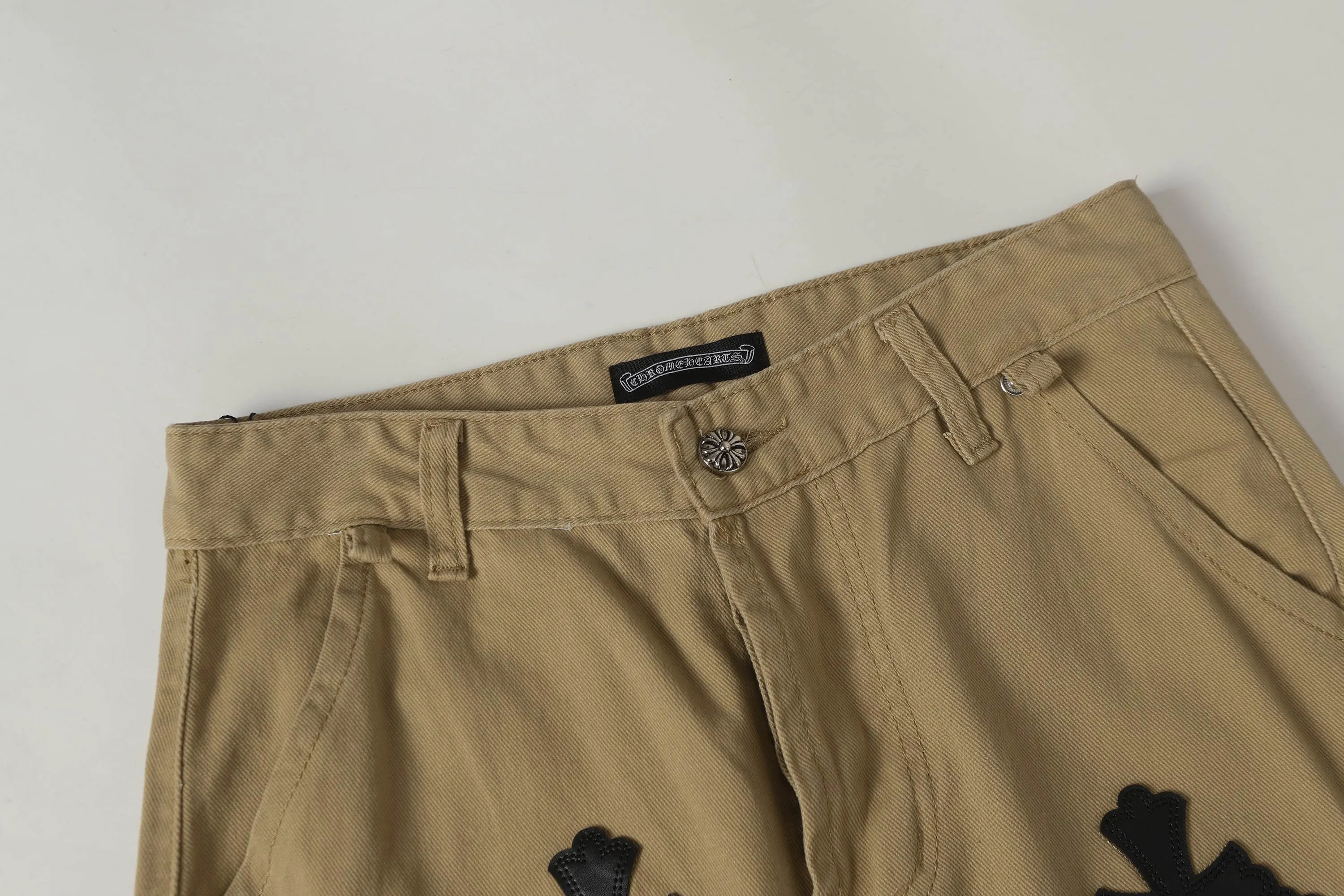 P256 Actual photo [High quality] Coding: LH242 Color: Picture color Size: S to XXXL - Chrome Hearts/Chrome Hearts Classic colored leather cross washed color cloth unisex denim trousers - Vibe style straight stacked god-level version - Carbon fine bias denim color cloth - Old vintage complete set of hardware - Chrome Hearts high version uses high ounce custom fabrics, enzyme washing and soft color fixation, soft and thick to wear The details are all produced by pure hand polishing and craftsmanship. All-over jacquard fabrics have unique design styles. Multiple processes create a full retro feel. Niche unique non-colliding shirts. Customized old spray-painted buttons. Every detail is crafted with craftsmanship. Size Pants length Waist Hips Unit cm S 98 68 100 M 99 72 104 L 100 76 108 XL 101 80 112 XXL 102 84 116 XXXL 103 88 120